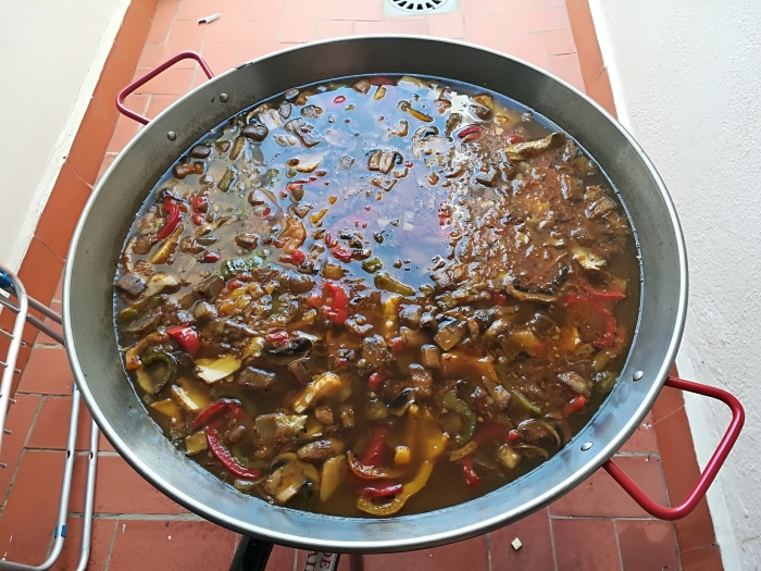 Añadiendo el caldo